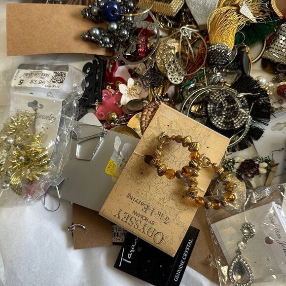 J404 Craft Bulk Bundle of Single & Broken Earrings - Picture 5 of 7